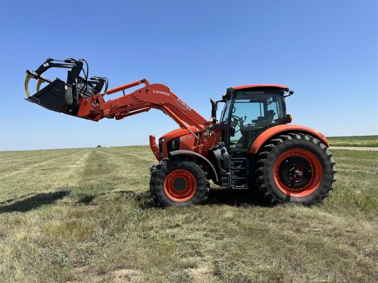 2019 Kubota M7-152 Deluxe - Image 4